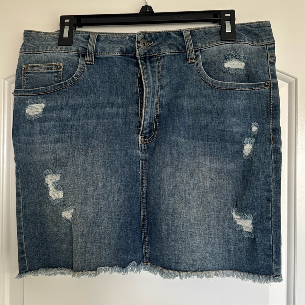 Wild Pearl Jean skirt
Size 32